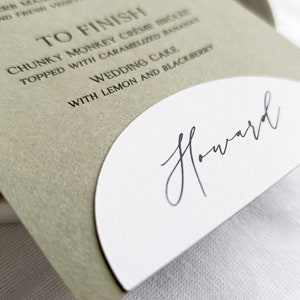 Menú verde salvia con tarjetas de nombre, tarjetas de lugar en forma de arco, menú minimalista, menú con tarjeta de lugar, tarjeta de menú verde, tarjeta de menú impresa, tarjetas de lugar incluidas