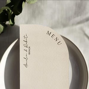 Menu w kształcie pół łuku, drukowane menu weselne w kształcie łuku, menu weselne, minimalistyczne menu, geometryczne, proste menu w kształcie łuku, nowoczesne drukowane menu, kość słoniowa/ekri