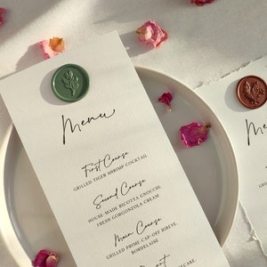 Menu weselne z pieczęcią lakową, menu drukowane, menu z pieczęcią lakową, białe menu, proste lub ręcznie rozdarte krawędzie, nowoczesne menu, minimalistyczne menu