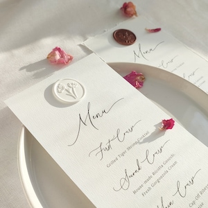 Menu weselne, menu z pieczęcią lakową, drukowane menu z pieczęcią lakową, białe menu, proste lub ręcznie rozdarte krawędzie, nowoczesne menu, minimalistyczne menu