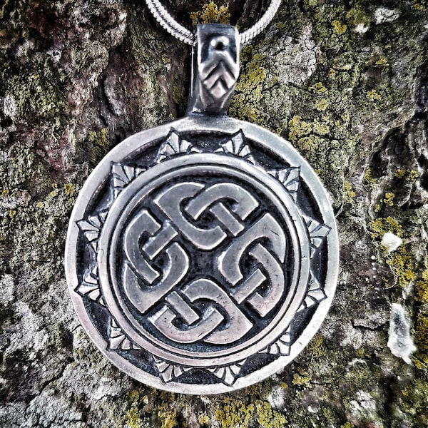 Shield Pendant – Four Corners Knot -  Quaternary Knot - CELTIC TRADITIONS