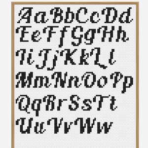 Puede incluir: Gráfico de fuente de alfabeto y números en blanco y negro con estilo cursivo. Las letras y los números están en fuente negra sobre fondo blanco. El gráfico está enmarcado en un marco marrón claro.