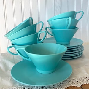 Fabulous 24 Piece Vintage Aqua Blue Melamine Set 8 Cups 8 Saucers 8 Fruit Bowls in Excellent Condition