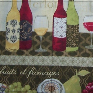 Puede incluir: Una toalla de cocina decorativa con un patrón marrón, verde y blanco. La toalla presenta un diseño de botellas de vino, uvas y el texto "fruits et fromages".