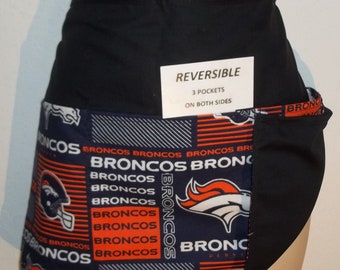 Tablier de serveuse RÉVERSIBLE fait main à carreaux NFL Denver Broncos avec trois poches et personnalisé 3036 R