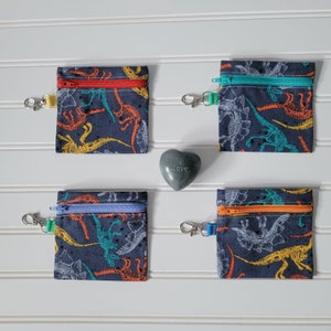 Dinosaurios en tela gris acero, monedero con cremallera, clip en bolsa con cremallera con gancho giratorio, monedero hecho a mano, billetera para niños, 4.25 x 4.25 pulgadas