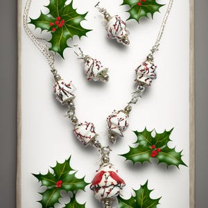 Ensemble de colliers. Peint à la main. Oiseaux rouges. Collier de perles en papier rouge et blanc. Boucles d'oreilles assorties. L'hiver. Vacances. Noël.