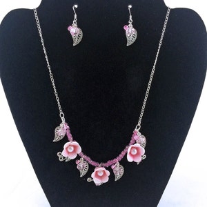 Halskette. Rosa. Papierperlen. Frühling Halskette. Rosa Blumen. Anhänger. Swarovski-Kristalle. Papier Perlen Ohrringe. Muttertag.