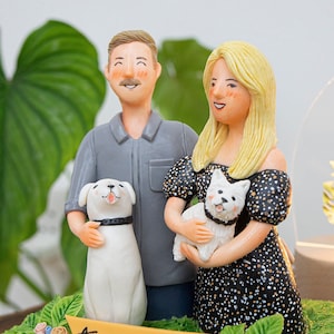 Statuina di coppia in argilla personalizzata, scultura per anniversario, decorazione personalizzata per matrimonio, decorazione per torta, ritratto di famiglia in argilla con animali domestici, regali di nozze