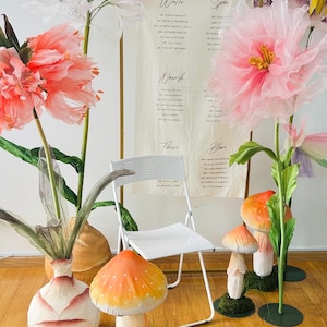 Beeindruckendes Blumendekor mit Lichtern, übergroße Blumen-Hintergrunddekoration, Organza-Blumen-Dekor mit Beleuchtungsoption, Event- & Fensterdesign