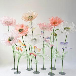 Meraviglioso paese delle meraviglie floreale, 6 papaveri giganti in organza con 6 farfalle, decorazione di sfondo con fiori di grandi dimensioni, design per eventi e vetrine