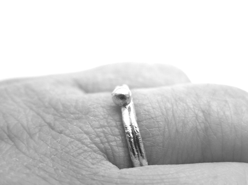 Anillo de plata esterlina fundida, bola fundida de plata fina, anillo de apilamiento delgado, anillo texturizado hecho a mano, imagen 1