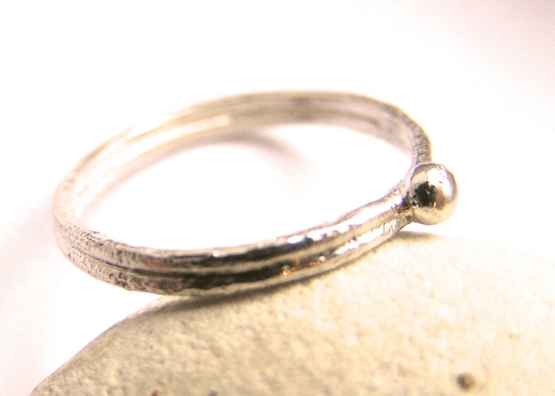 Anillo de plata esterlina fundida, bola fundida de plata fina, anillo de apilamiento delgado, anillo texturizado hecho a mano, imagen 2