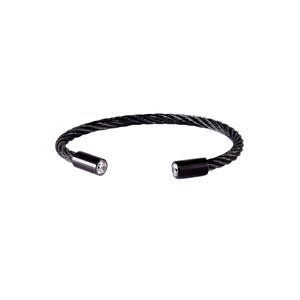Op de afbeelding: Een zwarte gevlochten metalen armband met heldere kristallen accenten.