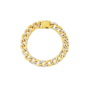 Könnte beinhalten: Ein goldfarbenes Kettengliederarmband mit einem Verschluss. Das Armband besteht aus einer Reihe von ineinandergreifenden Gliedern, wobei jedes Glied mit kleinen, funkelnden weißen Steinen verziert ist.