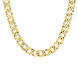 Op de afbeelding: Een goudkleurige ketting met een geometrisch ontwerp. De ketting heeft een reeks in elkaar grijpende schakels, elk bezet met kleine, sprankelende edelstenen. De ketting wordt tegen een witte achtergrond gepresenteerd.