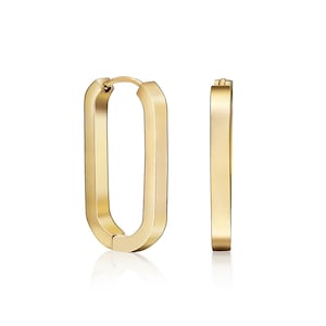 Peut inclure: Une paire de boucles d'oreilles créoles rectangulaires de couleur or. Les boucles d'oreilles ont une finition lisse et polie et un design simple et moderne. Les boucles d'oreilles sont présentées sur un fond blanc.