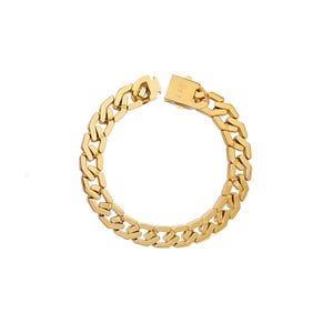 Könnte beinhalten: Ein goldfarbenes Kettenarmband mit rechteckigem Gliederdesign. Das Armband besteht aus einem glänzenden, metallischen Material und verfügt über einen Verschluss. Das Armband wird auf weißem Hintergrund präsentiert.