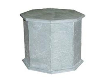 Puede incluir: Una mesa auxiliar octogonal de color gris claro. La mesa tiene una superficie texturizada y una tapa octogonal a juego. La mesa mide aproximadamente 51 cm de alto y 61 cm de ancho.