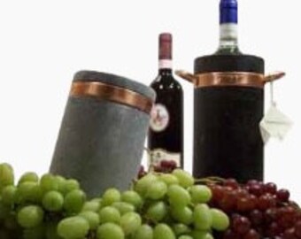 Puede incluir: Dos botellas de vino, una roja y una blanca, con un enfriador de vino de pizarra y una copa de vino de pizarra. Las botellas están rodeadas de uvas verdes y rojas.