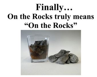 Puede incluir: Un vaso transparente lleno de líquido oscuro y rocas grises, con un montón de rocas grises al lado. El texto en la parte superior dice "Finalmente... On the Rocks realmente significa "On the Rocks""