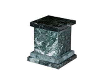 Puede incluir: Un pedestal cuadrado de mármol con un patrón veteado verde oscuro y blanco. El pedestal tiene una parte superior e inferior cuadradas, con un diseño de base escalonada. La forma general es un cubo, adecuado para exhibir esculturas u otros objetos decorativos.