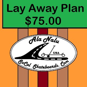 Könnte beinhalten: Ein grünes Schild mit weißem Text, auf dem "Lay Away Plan $75,00" steht. Unter dem Schild befindet sich ein weißes Oval mit schwarzem Text, auf dem "Ala Nalu SoCal Skateboards.com" steht. Das Oval zeigt auch eine Schwarzweißillustration eines Skateboards mit einem Wellenmuster.