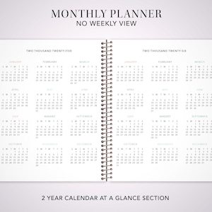 Puede incluir: Un planificador de calendario de dos a&ntilde;os con vistas mensuales para 2025 y 2026. El planificador tiene un fondo blanco con texto negro y una encuadernaci&oacute;n en espiral. Cada mes est&aacute; etiquetado con una pesta&ntilde;a de un color diferente.