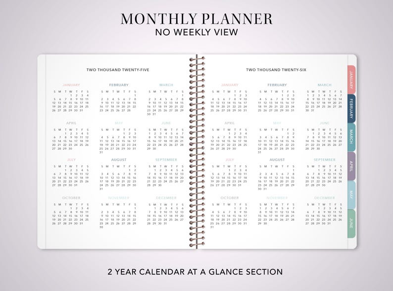 Puede incluir: Un planificador de calendario de dos a&ntilde;os con vistas mensuales para 2025 y 2026. El planificador tiene un fondo blanco con texto negro y una encuadernaci&oacute;n en espiral. Cada mes est&aacute; etiquetado con una pesta&ntilde;a de un color diferente.