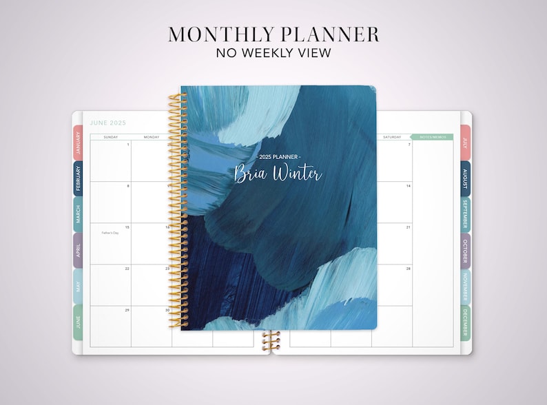 Pode incluir: Um planejador mensal 2025 com uma encaderna&ccedil;&atilde;o de arame dourado. A capa &eacute; coberta com um design abstrato azul e branco. O planejador tem abas para cada m&ecirc;s, come&ccedil;ando com junho e terminando com dezembro. O planejador &eacute; intitulado "2025 Planner" e "Bria Winter".
