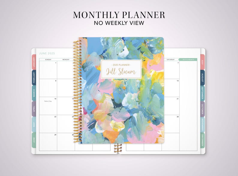 Puede incluir: Una agenda mensual con un dise&ntilde;o abstracto colorido en la portada. La portada presenta un dise&ntilde;o abstracto azul, amarillo, rosa y verde. La agenda se titula "2025 Planner Jill Slocum".