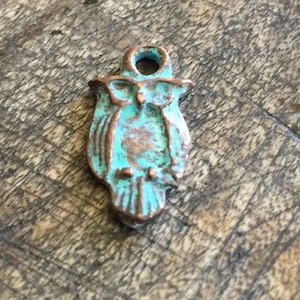 Dije de búho de Mykonos, fundición griega de cobre con pátina verde - dijes de pájaros - 2 piezas Suministros de joyería al por mayor Colgante de búho Colgante de pájaro