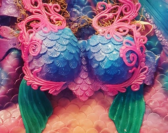 Filigree scalloped scale top