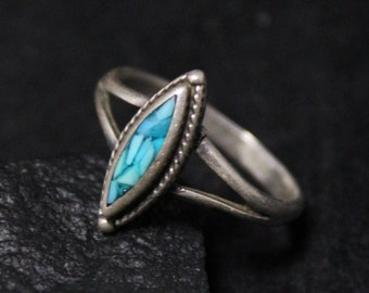 Sterling Silver Dainty Turquoise Chip Inlay Ring Size 6, American Southwest Turquoise Ring, Turquoise Inlay Jewelry, Crushed Turquoise Ring