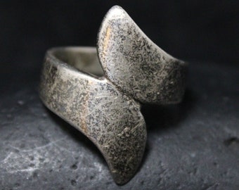 Modernist Sterling Silver Bypass Ring With Beautiful Vintage Patina, Modern Sterling Silver Ring, Simple Modern Ring, Sterling Bypass Ring