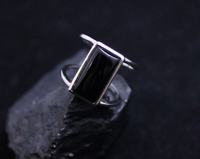 Sterling Silver Unique Split Shank Ring With Black Stone, Minimalist Silver Ring With Cabochon Black Stone, Vintage Statement Sterling Ring