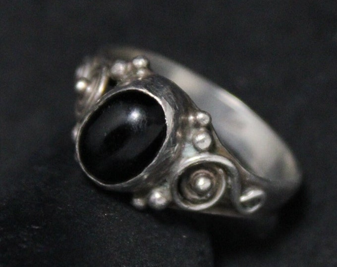 Dainty Sterling Silver Onyx Boho Ring Size 6, Granulated Sterling Onyx Ring, Silver Boho Ring, Dainty Onyx Ring, Vintage Sterling Onyx