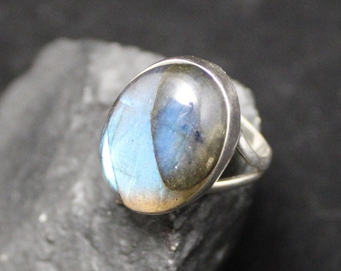 Vintage Sterling Silver Statement Ring, Labradorite Feldspar Ring, Iridescent Oval Stone Ring, Vintage Blue and Green Labradorite Ring