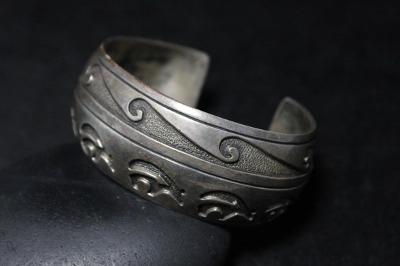 Amazing Vintage Native American Navajo Swirling Wave Sterling Silver Bracelet Old Cuff Amazing Vintage Native American Navajo Swirling Wave Sterling Silver Bracelet Old Cuff