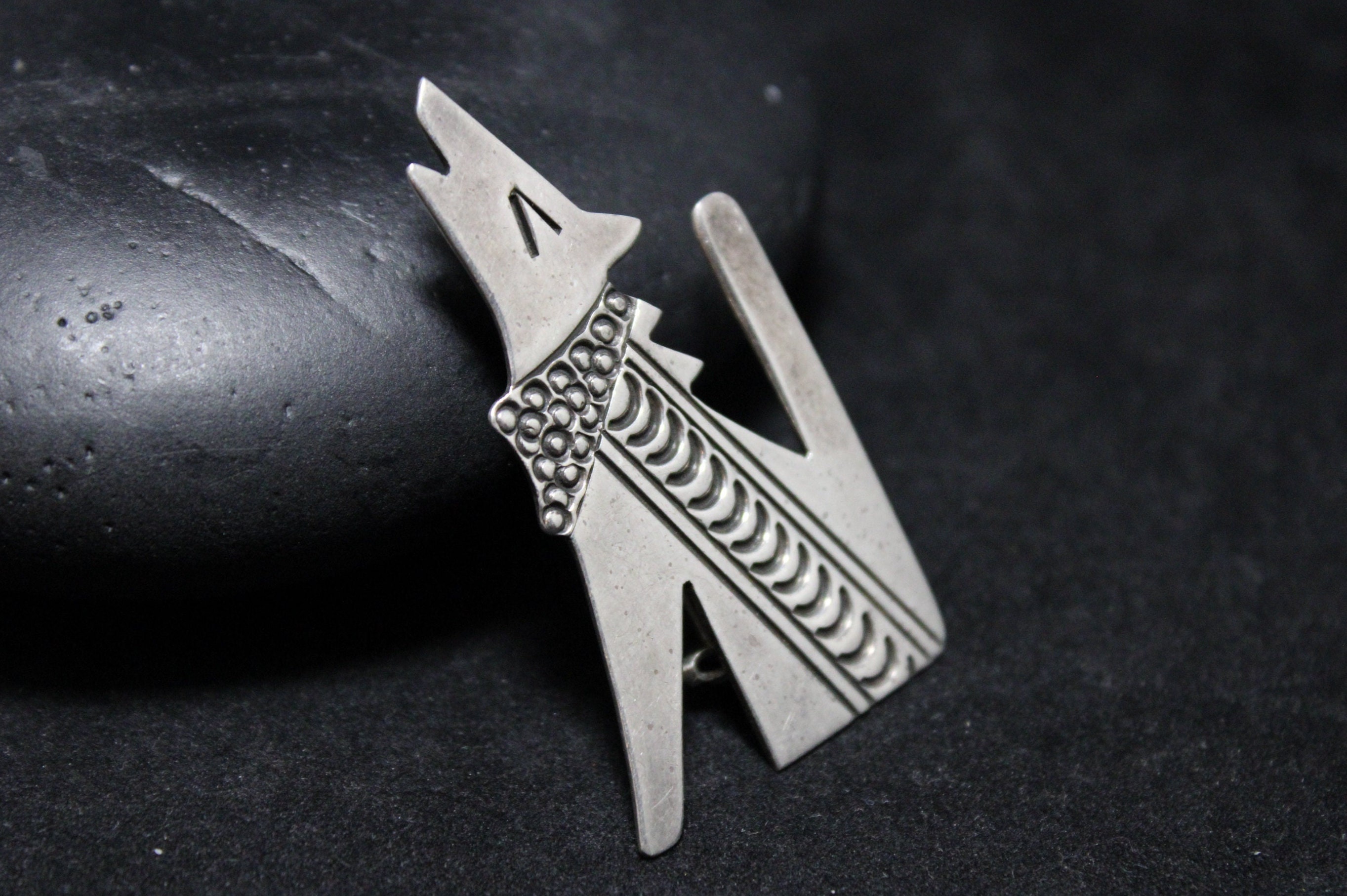 Howling Coyote Vintage Native American Navajo Sterling Silver Dark Patina Pin Howling Coyote Vintage Native American Navajo Sterling Silver Dark Patina Pin