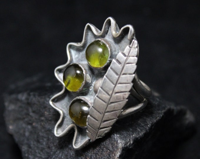 Sterling Silver Heavy Statement Ring with Peridot Gemstones Leaf Accent Size 7, Peridot Jewelry, Vintage Peridot, August Birthstone Ring