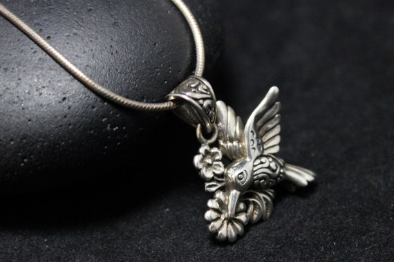 Gucci bird sale necklace