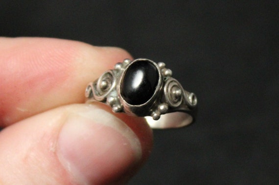 Dainty Sterling Silver Onyx Boho Ring Size 6, Gra… - image 8