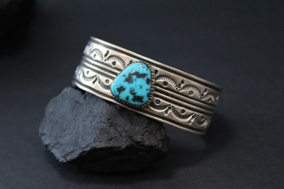 Show-stopping Native American Navajo Kingman Turquoise Sterling Silver Ring Signed Show-stopping Native American Navajo Kingman Turquoise Sterling Silver Ring Signed