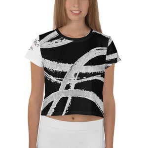 Könnte beinhalten: Ein schwarzes und weißes Crop-Top mit einem weißen abstrakten Design. Das Design zeigt eine Reihe von sich überlappenden Kreisen und Linien.