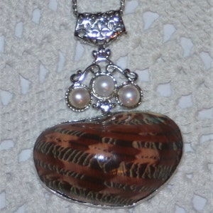 Striking Spidery Brown Beige Cream Lined Spotty Natural Shell Simulated Pearl Dangle Silvertone Pendant Necklace