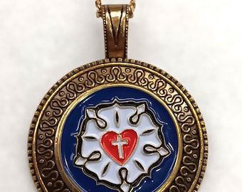 Hermoso collar con colgante de medalla religiosa luterana en tono dorado con el símbolo de la rosa de Lutero esmaltado en rojo, azul y blanco y borde inclinado redondo.