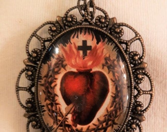 Bordure festonnée en dentelle rouge flamboyant Motif Sacré-Cœur de Jésus Médaille religieuse Collier en laiton Épinglette