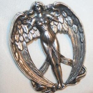 Wunderschöne große geätzte detaillierte Jugendstil Reproduktion Silvertone Geflügelte Engel Religiöse Brosche Pin