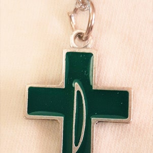 Hermoso acabado verde medio Delgado Chi Rho Cruz Nuestra Señora de Guadalupe Imagen Acabado Oliva Collar Colgante